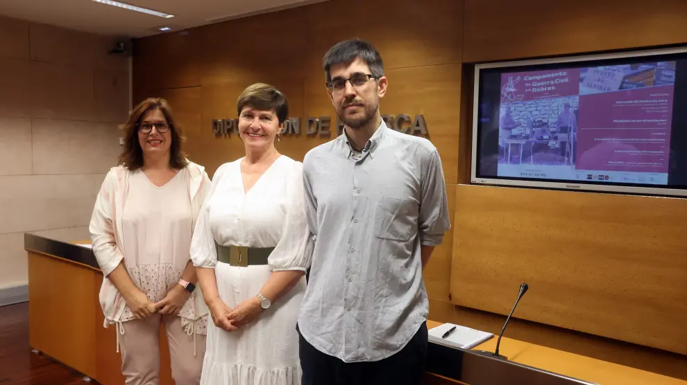 Miriam Ponsa, diputada de Iniciativas Territoriales de la DPH, Olga Brosed, alcaldesa de Robres y Pablo García, director del curso