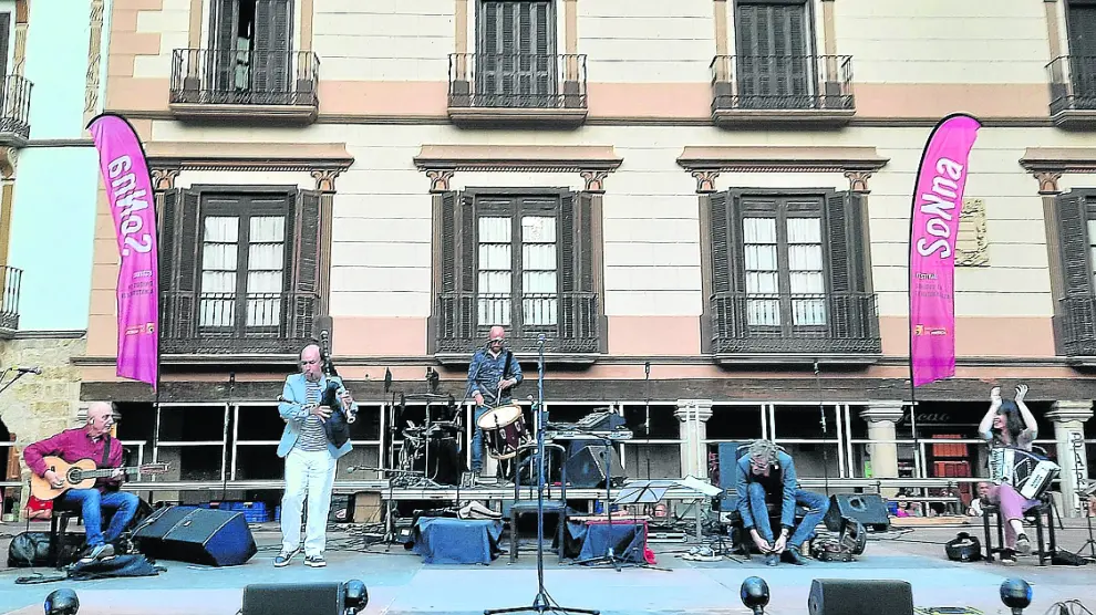 Carlos Núñez en su actuación ayer en la plaza Mayor de Graus.
