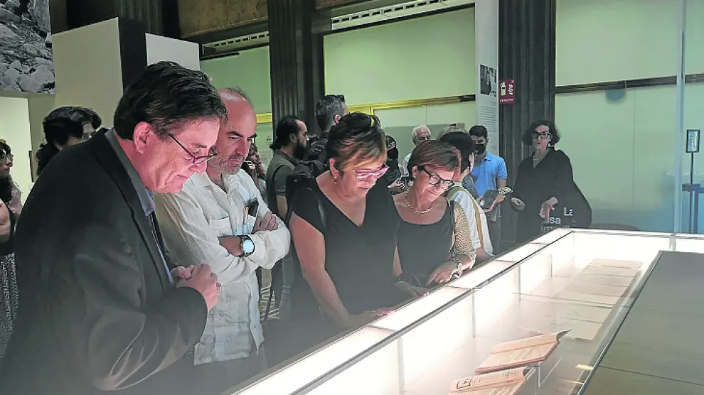 Luis García Montero, Elisa Sancho y Maribel de Pablo durante la visita a la exposición de Sender.
