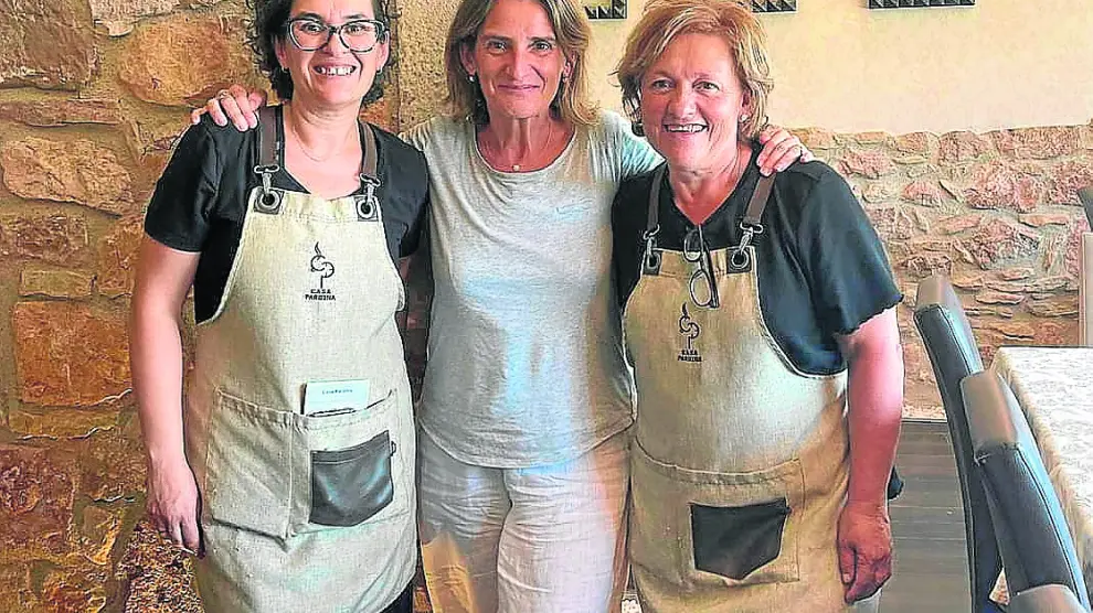 Lidia Estrada, Teresa Ribera y Ana Blasco, este domingo en el Restaurante Casa Pardina de Alquézar.