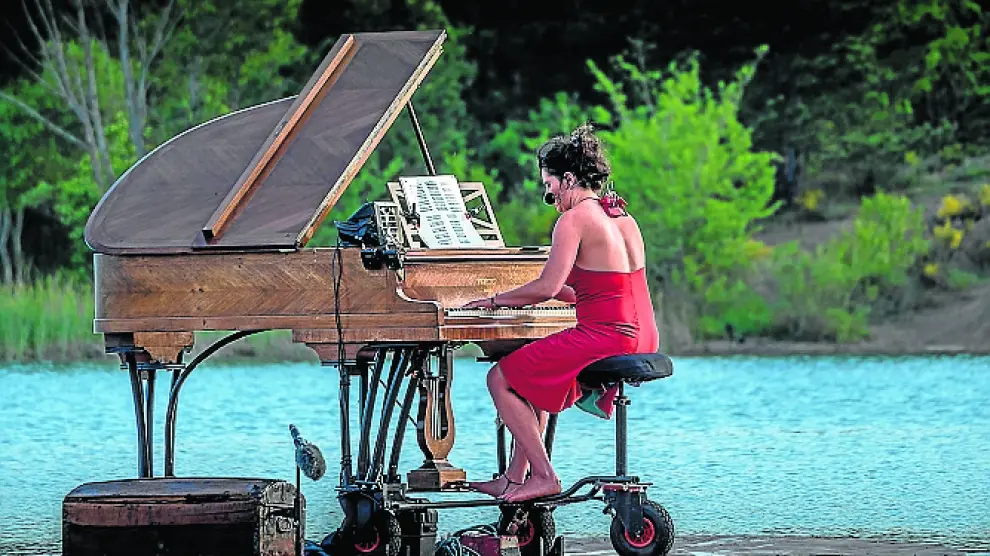 Violette Prévost, la ‘pianiste rouge’, actuará en el lago del balneario de Panticosa.