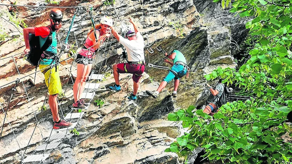 Unos excursionistas estrenanan la vía ferrata Escuacho-Escarrilla-Panticosa.