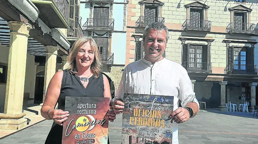 La gerente de la AER, María Ángeles Gracia, y el concejal de Ferias de Graus, Julián del Castillo, posan con el cartel.