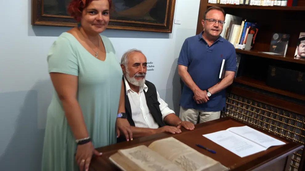 Sofía Avellanas, Venancio Díaz y José Domingo Dueñas en el acto de firma de la donación.