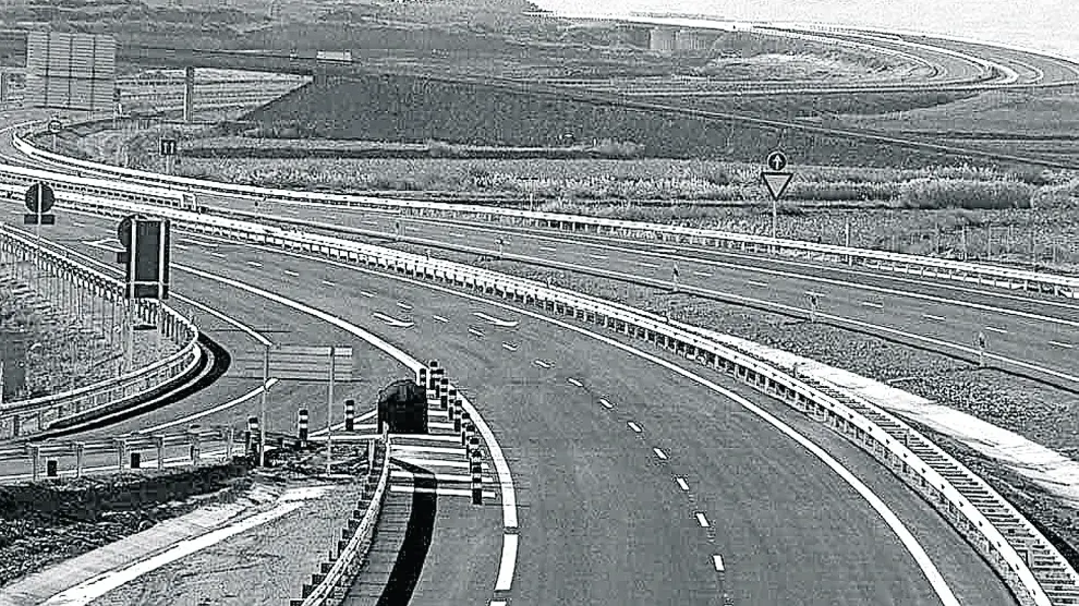Imagen del tramo de autovía que conectaba Zaragoza y Huesca y que se abrió al tráfico el 28 de diciembre de 1998.