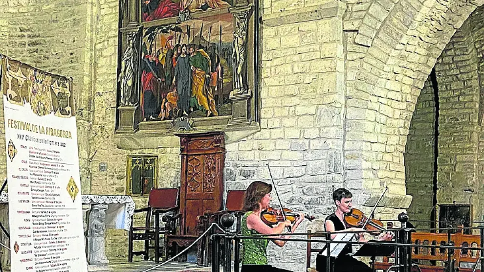 La catedral de Roda de Isábena acogió el sábado la actuación de Assumpta Pons, al violín, y Rocío Gómez, a la viola.