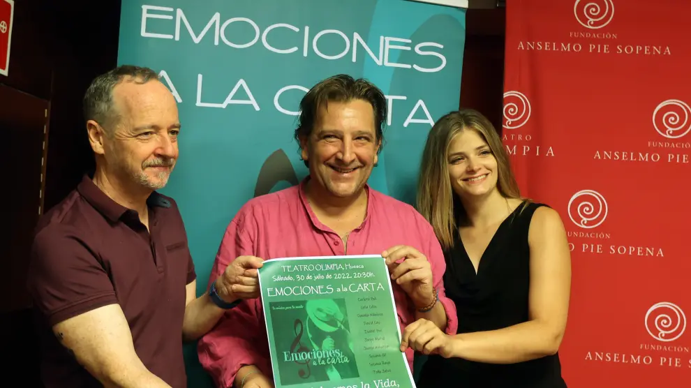 El concejal de fiestas, Ramón Lasaosa; el jotero Toño Julve y la cantante Carlota Boli, durante la presentación esta mañana.