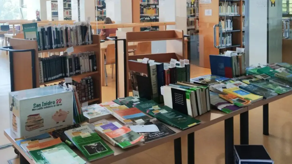Los universitarios adquirieron más de 300 libros tasados con un precio simbólico que oscilaba entre 1 y 5 euro.