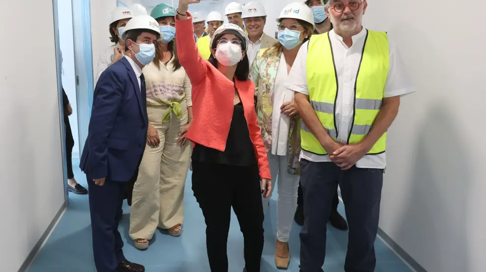 La ministra Carolina Darias toma una fotografía durante la visita a las nuevas Urgencias del Hospital San Jorge.