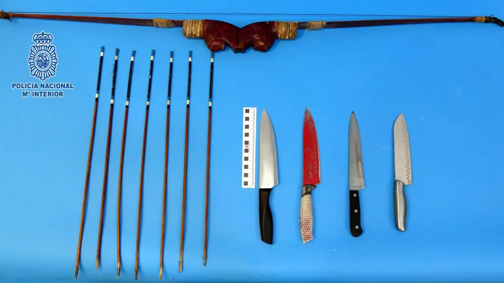 La Policía Nacional le ha intervenido un arco con siete flechas, así como cuatro cuchillos de cocina de grandes dimensiones.
