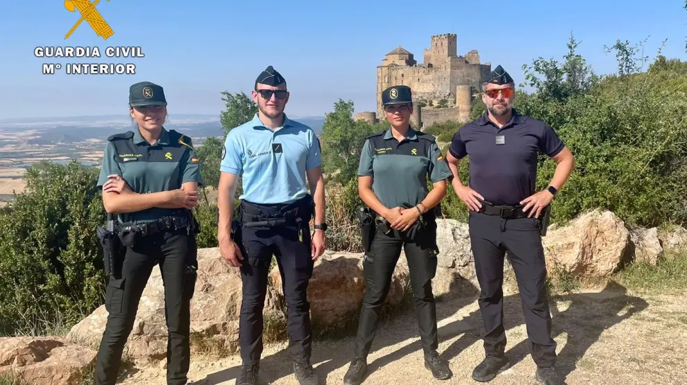 Agentes de la Guardia Civil y de la Gendarmería Nacional Francesa en las proximidades al Castillo de Loarre.