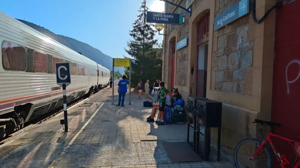Estación de Santa María de la Peña, donde permanece el tren detenido.