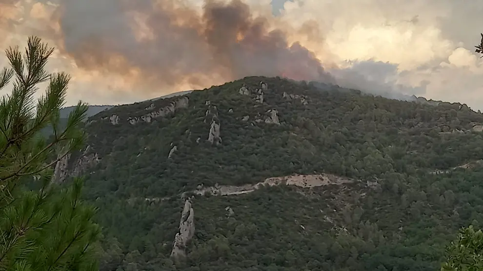 Imagen del incendio declarado entre Ligüerre de Cinca y Palo.