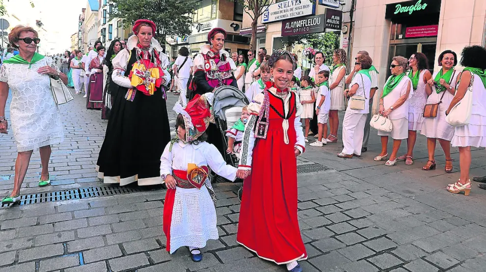 Participantes vestidas de ansotanas, en la procesión del día 10 de agosto.