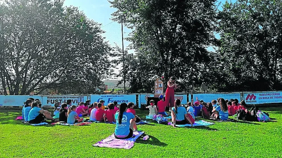 Docenas de jóvenes asisten a una de las actividades realizadas durante el verano.