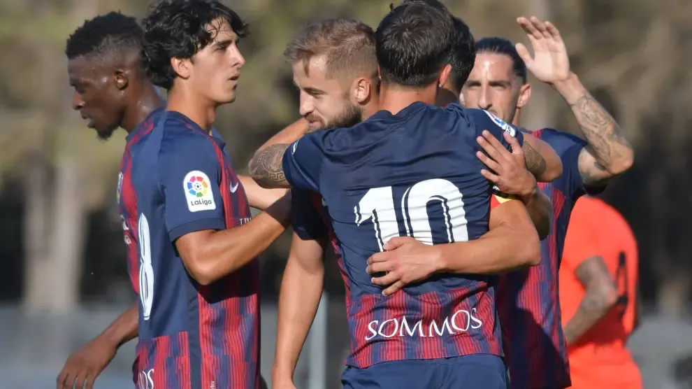 Los jugadores del Huesca celebran uno de los tantos contra el Andorra.