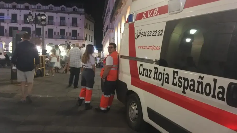 personal de Cruz Roja junto a la ambulancia durante uno de los servicios prestados durante las fiestas.