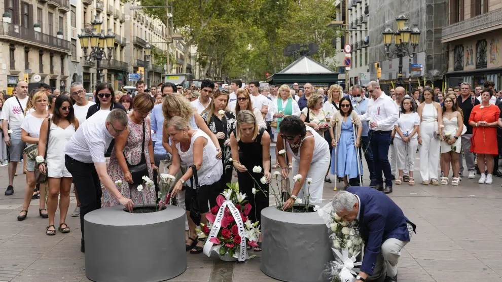 Se ha realizado una ofrenda floral con claveles blancos frente al mosaico de Miró en Las Ramblas.