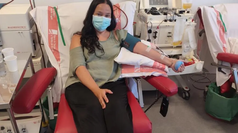 Una joven donando sangre.