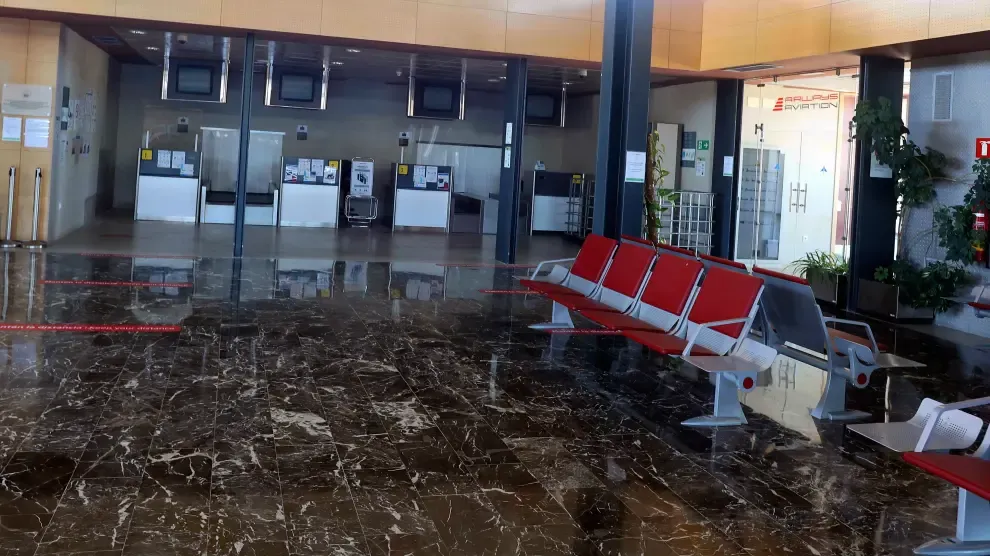 Interior del aeropuerto de Huesca.