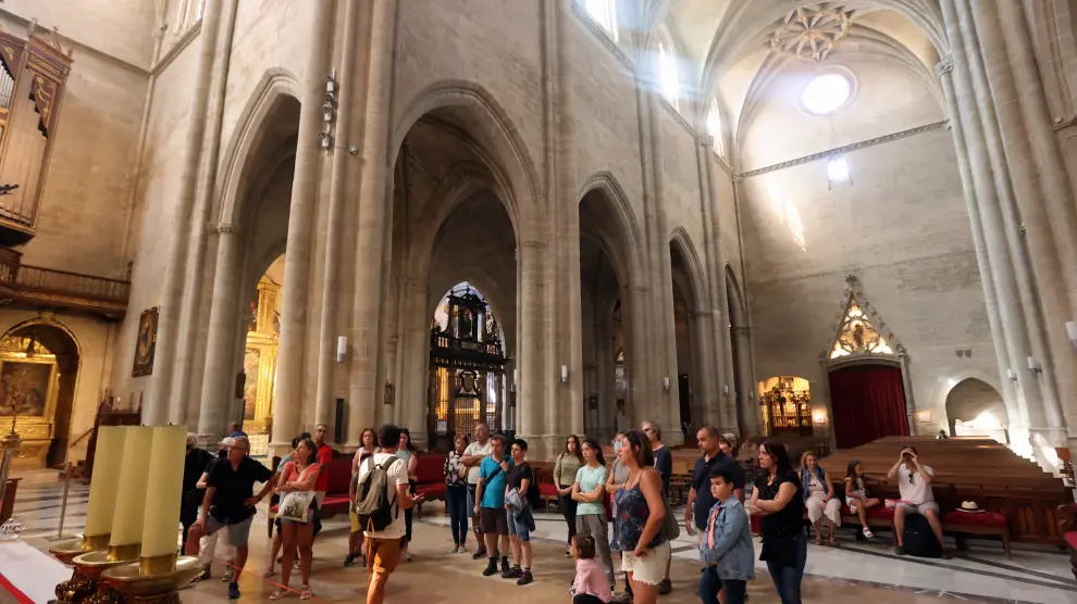 El grupo de turistas admirando el retablo de la Catedral de Huesca.