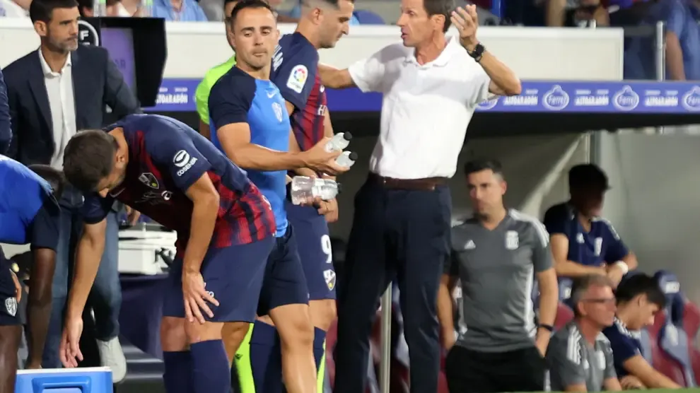 Ziganda da instrucciones a Villar antes de comenzar el partido