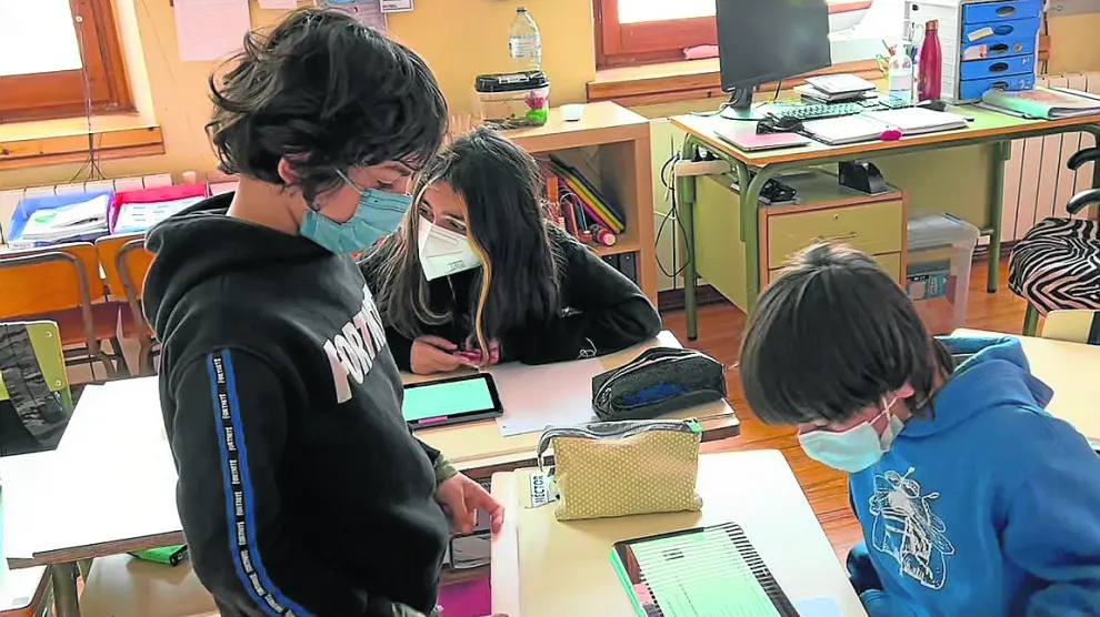 Los alumnos trabajando en el proyecto de robótica durante el pasado curso escolar.