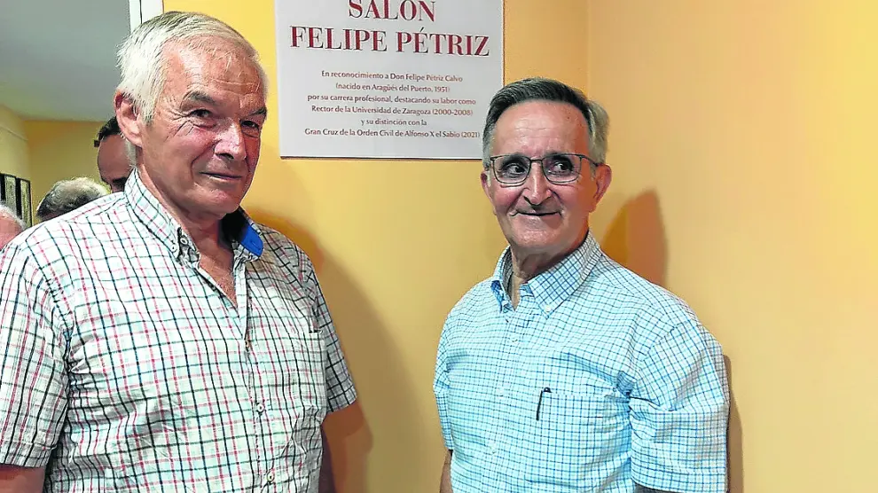 El alcalde de Aragüés, Ángel Casajús, y Felipe Pétriz tras descubrir la placa en la casa de la Villa.
