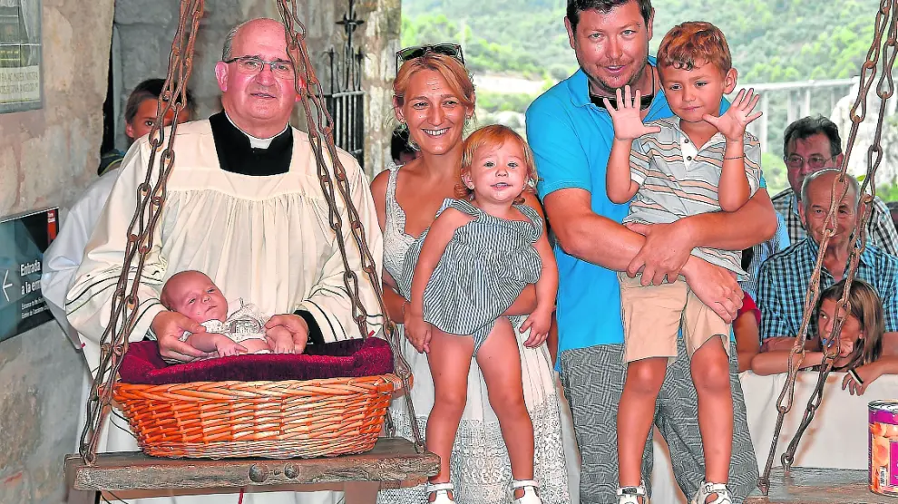 Una familia de Graus ofrece a un bebé de mes y medio a la Virgen de Torreciudad.