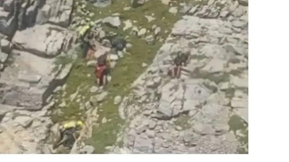 Rescate de los dos montañeros enriscados en el Bisaurin, el sábado.