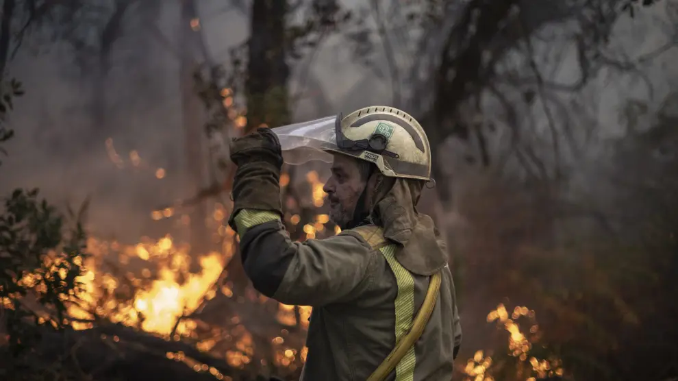 Un bombero realiza tareas de extinción en un incendio.