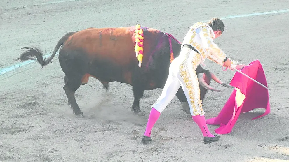 Un momento de la faena del diestro Sánchez Vara que ayer cortó tres orejas a sus toros.