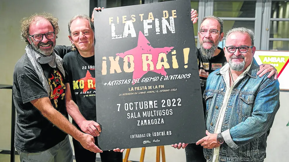 Ixo Rai! con el cartel que anuncia el concierto de la despedida definitiva del grupo.