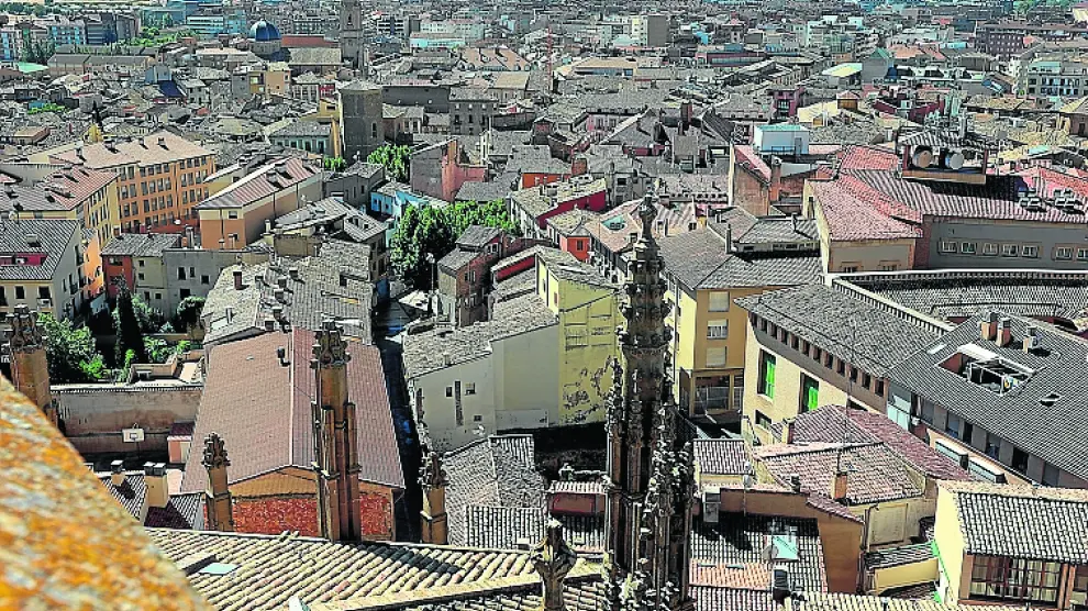 La torre campanario de la Catedral de Huesca ofrece una amplia panorámica de la ciudad.