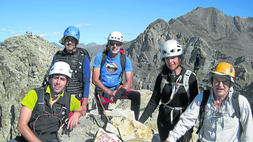 Expedición de Peña Guara que completó la ascensión al pico Elscorvets.