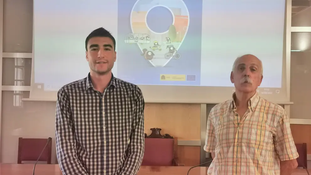 Manuel Díez y José María Pérez, en el Ayuntamiento de Jaca, al presentar el programa de la Semana de la Movilidad.