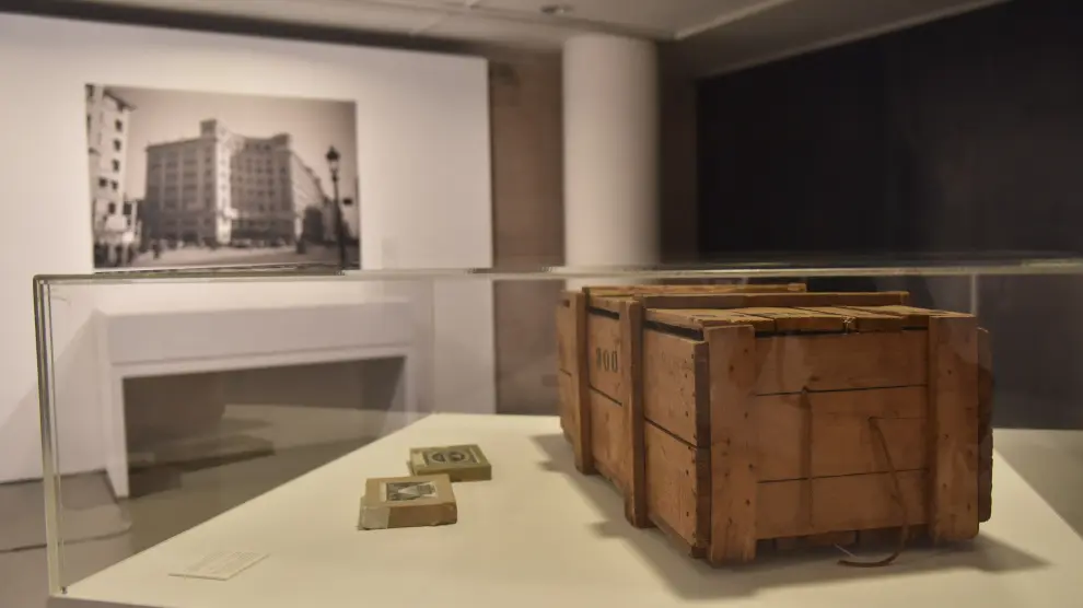En la exposición se puede ver una de las 48 cajas que viajaron a Ámsterdam con el material de las fotorreporteras.