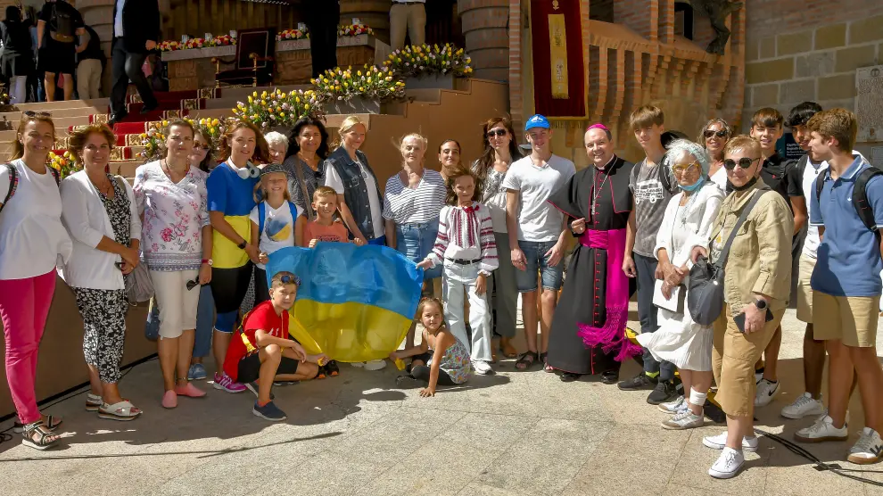 El obispo de Vitoria, Juan Carlos Elizalde, posa junto al grupo de ucranianos que asistió a la celebración.