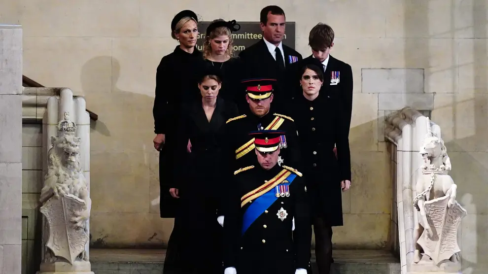 Los ocho nietos de la reina Isabel II durante el velatorio.
