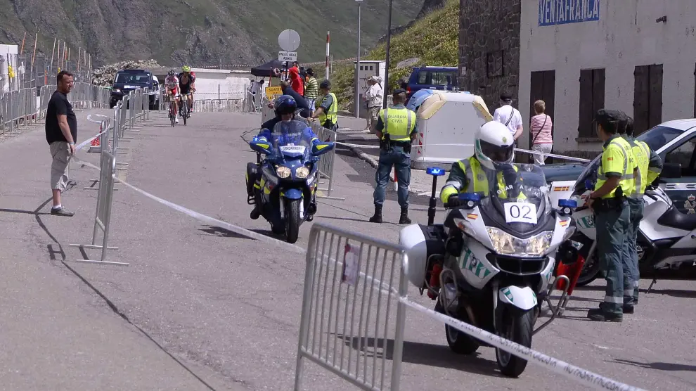 Agentes de la Guardia Civil y la Gendarmería en una anterior edición de la marcha cicloturista.
