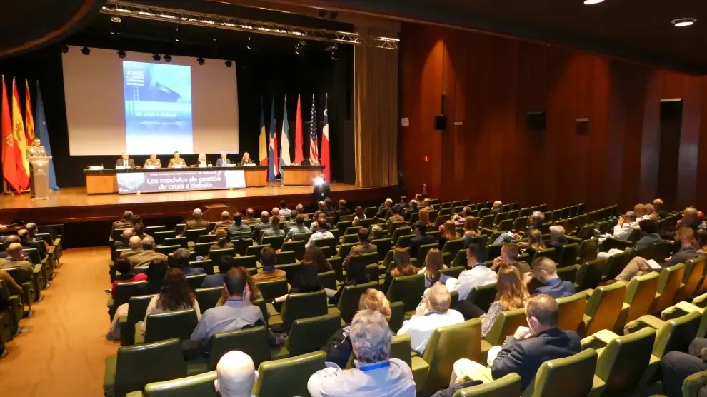 Asistentes al Curso Internacional de Defensa, que reúne a unos 150 participantes en el auditorio del Palacio de Congresos de Jaca.