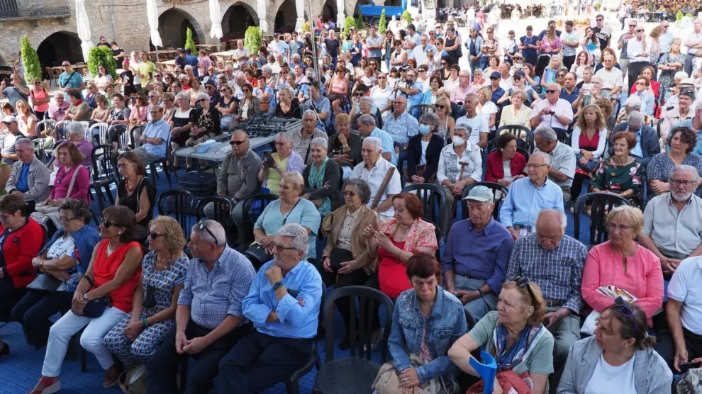 Público en el festival de jotas de las fiestas de Aínsa.