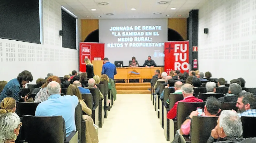 Profesionales y representantes institucionales debatieron ayer durante una jornada celebrada en Sariñena.