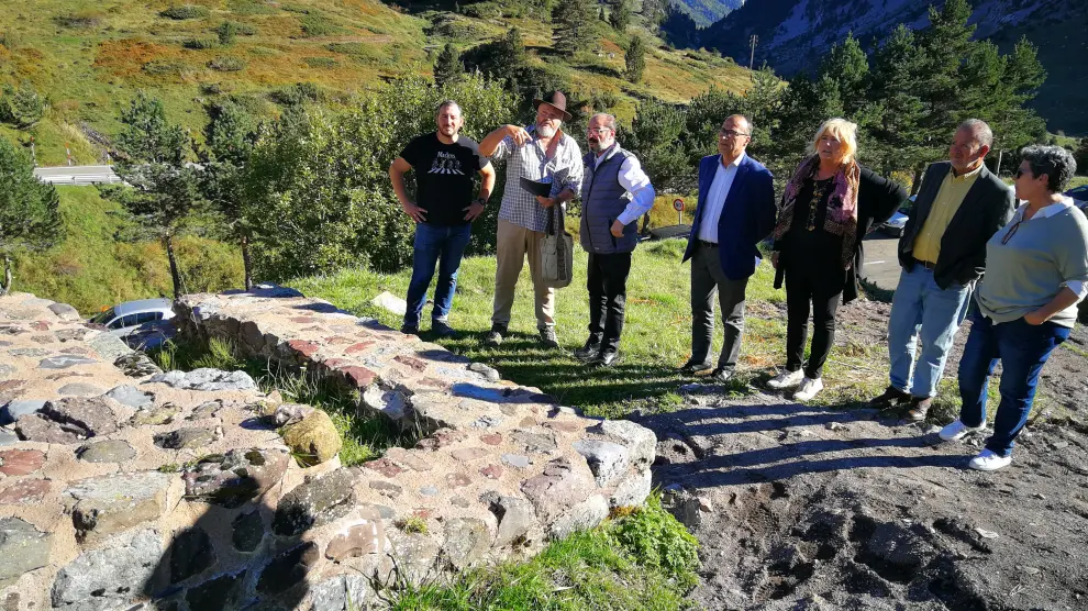 Representantes del Gobierno de Aragón visitan el nuevo trazado del Camino de Santiago.
