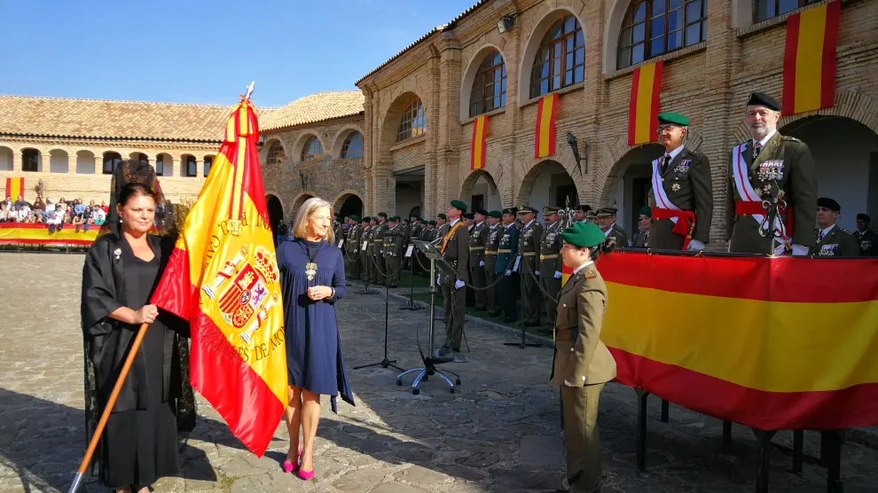 La marquesa y la representante de la Xunta, durante la entrega de la nueva enseña nacional.