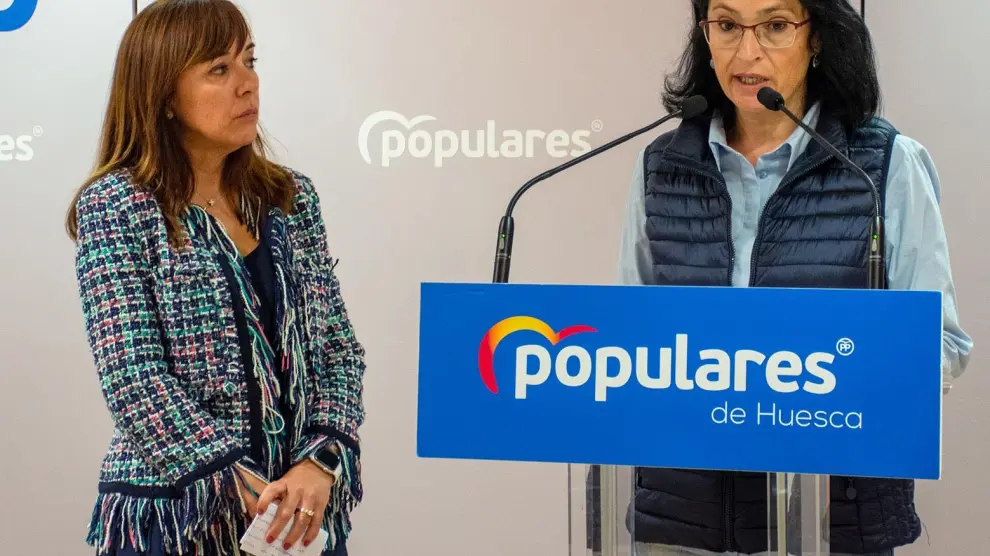 La portavoz del PP en el Ayuntamiento de Huesca Antonia Alcalá, junto a Gemma Allué, durante la presentación de sus propuestas para las Ordenanzas Fiscales de 2023.