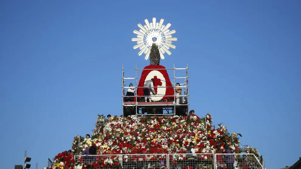 La imagen de la Virgen corona una estructura metálica de seis niveles y una altura de 15,5 metros