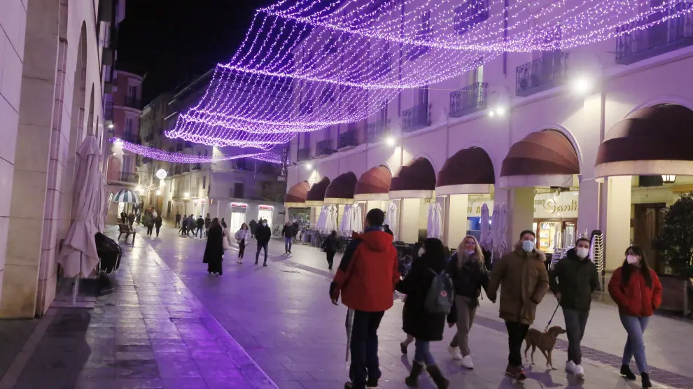 Luces navideñas adornan la calle Los Porches de Galicia, en 2021.
