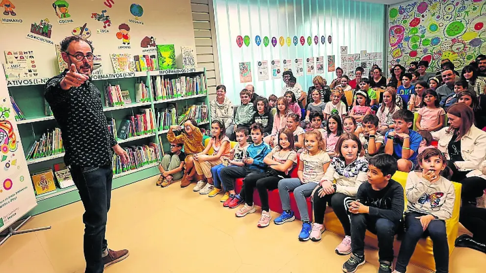 Imagen del cuentacuentos que ayer protagonizó Pablo Albo en la Biblioteca Municipal Durán Gudiol.