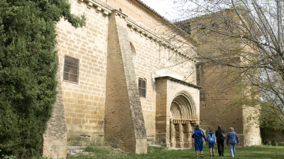 Visitantes en la entrada del Monasterio de Casbas de Huesca.